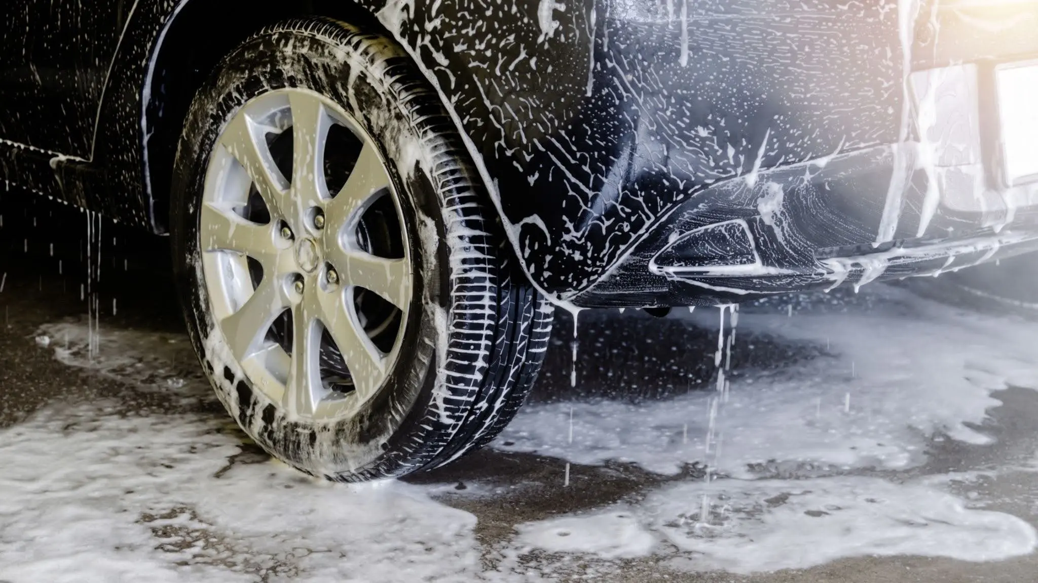 Coated car wash floor with drainage system